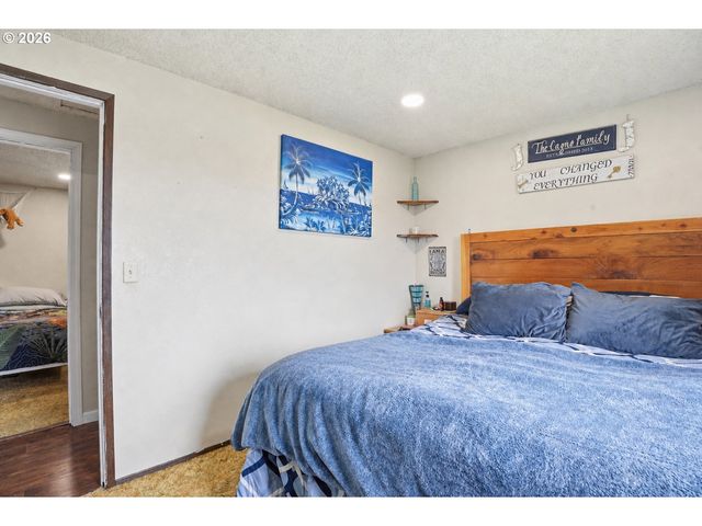 832 E 7TH St, Molalla, OR 97038