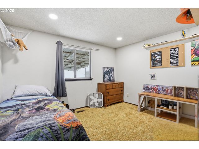 832 E 7TH St, Molalla, OR 97038