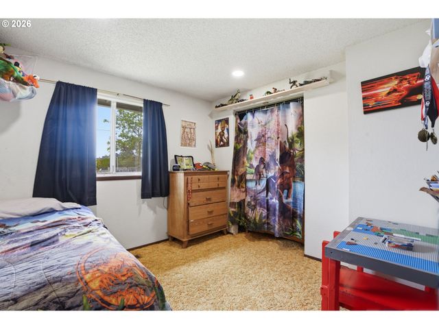 832 E 7TH St, Molalla, OR 97038