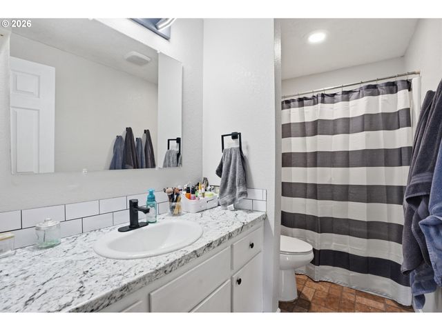 832 E 7TH St, Molalla, OR 97038