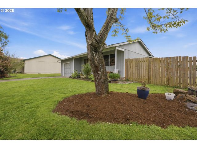 832 E 7TH St, Molalla, OR 97038