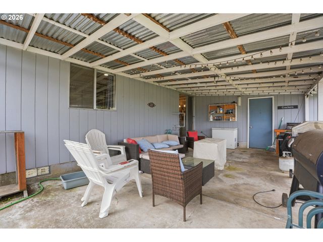 832 E 7TH St, Molalla, OR 97038
