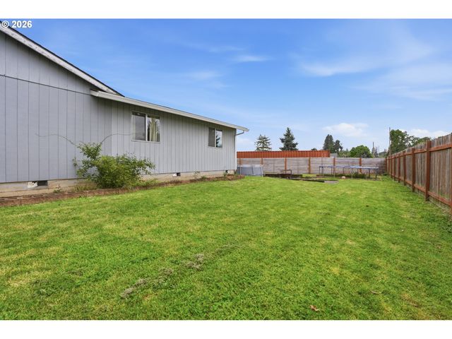 832 E 7TH St, Molalla, OR 97038