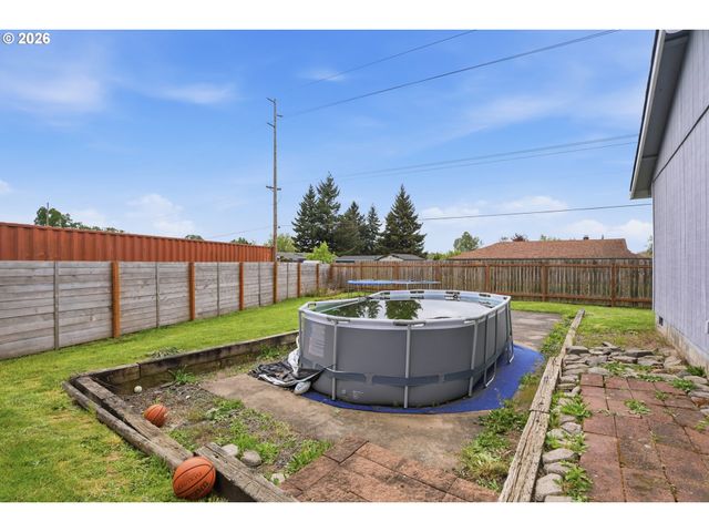832 E 7TH St, Molalla, OR 97038