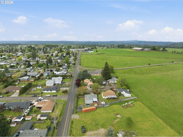 832 E 7TH St, Molalla, OR 97038