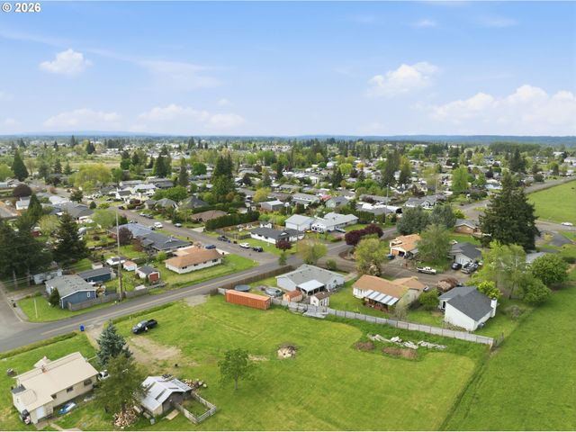 832 E 7TH St, Molalla, OR 97038