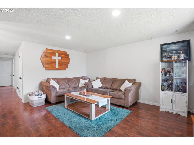 832 E 7TH St, Molalla, OR 97038