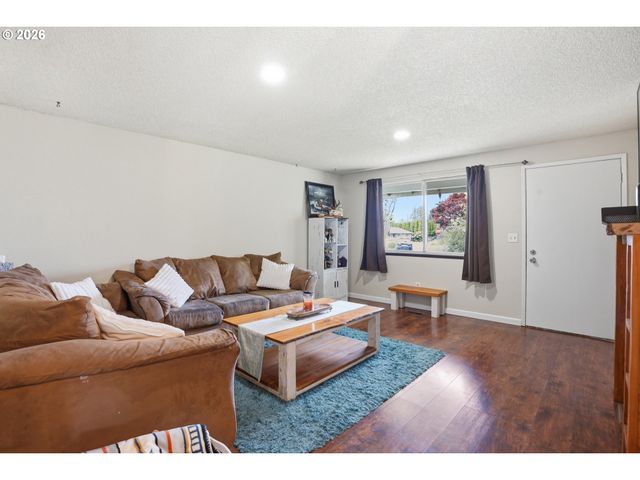 832 E 7TH St, Molalla, OR 97038