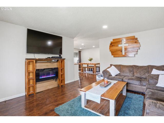 832 E 7TH St, Molalla, OR 97038