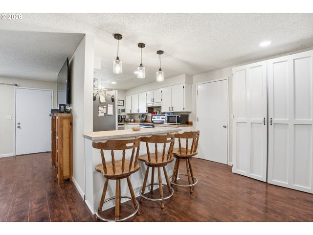 832 E 7TH St, Molalla, OR 97038