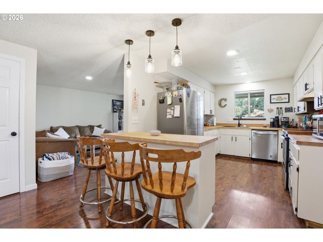 832 E 7TH St, Molalla, OR 97038