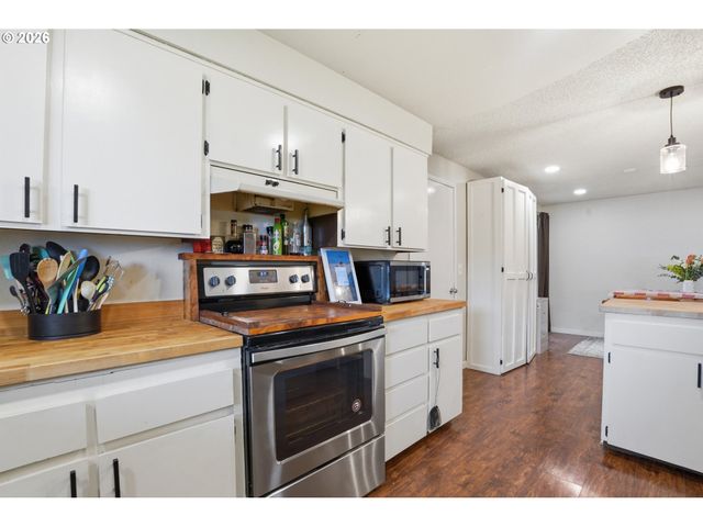 832 E 7TH St, Molalla, OR 97038