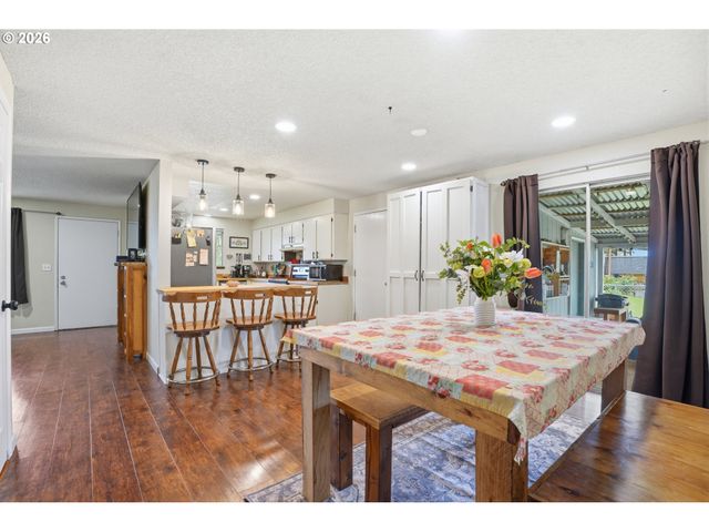 832 E 7TH St, Molalla, OR 97038