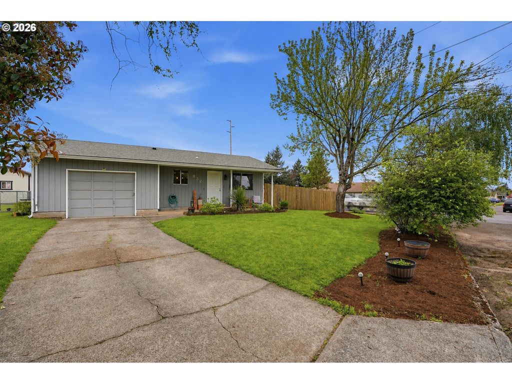 832 E 7TH St, Molalla, OR 97038