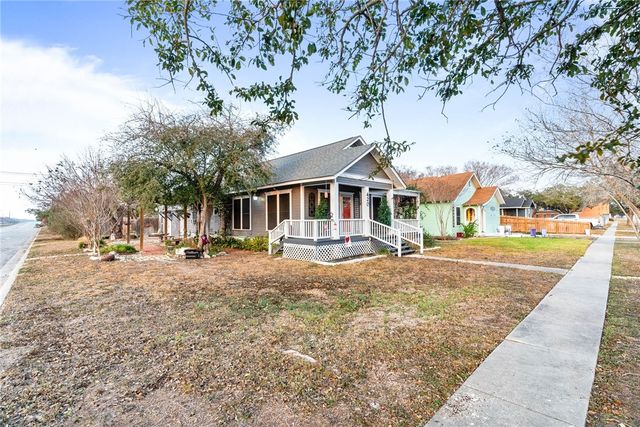 420 W Borden St, Sinton, TX 78387