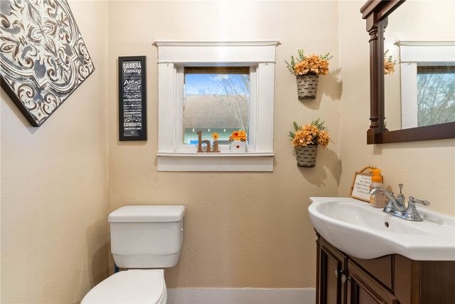 420 W Borden St, Sinton, TX 78387