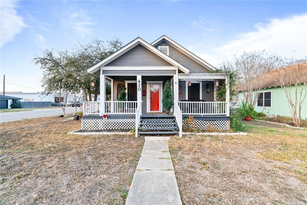 420 W Borden St, Sinton, TX 78387