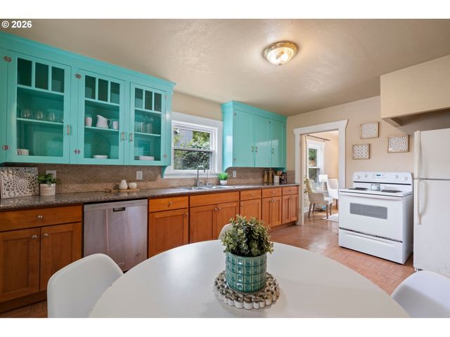 9111 Se LINCOLN St, Portland, OR 97216