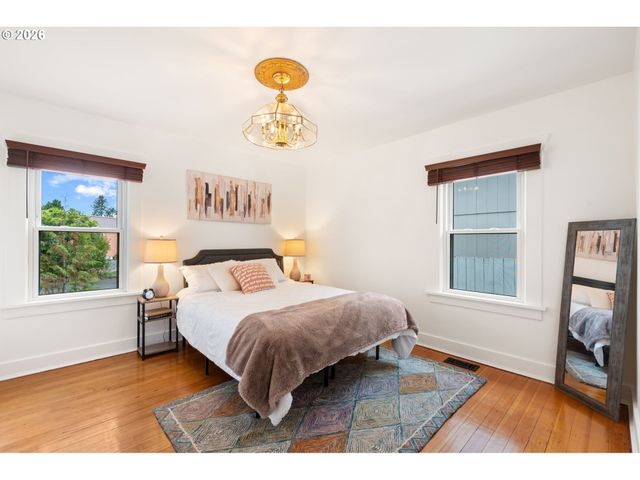 9111 Se LINCOLN St, Portland, OR 97216
