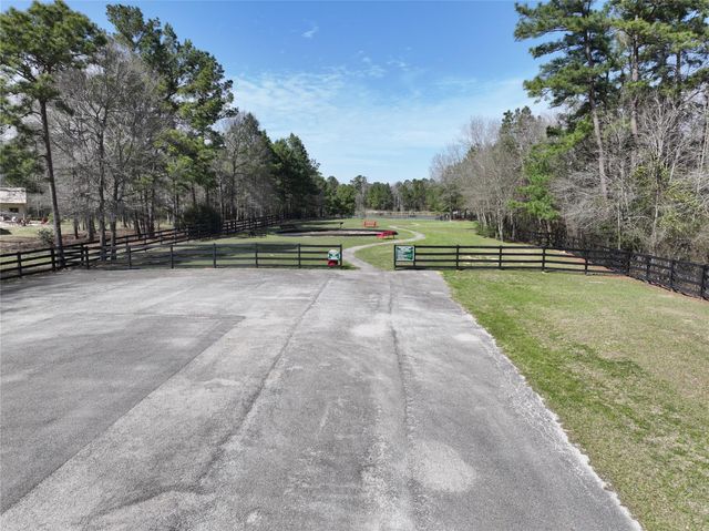 17424 Woodforest Dr, Waller, TX 77484