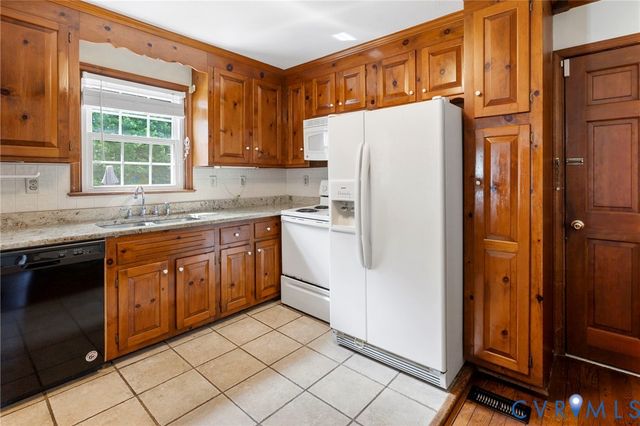 10706 Lunswood Rd, Chester, VA 23831