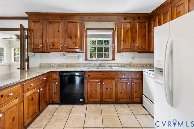 10706 Lunswood Rd, Chester, VA 23831