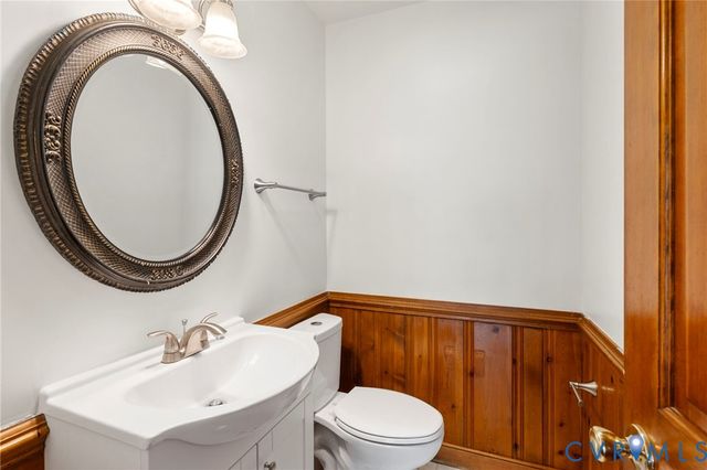 10706 Lunswood Rd, Chester, VA 23831