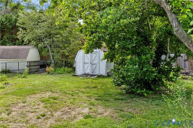 10706 Lunswood Rd, Chester, VA 23831