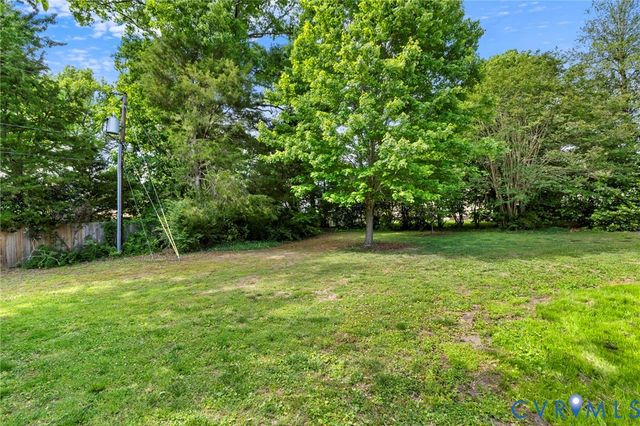 10706 Lunswood Rd, Chester, VA 23831