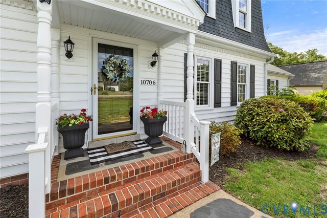 10706 Lunswood Rd, Chester, VA 23831