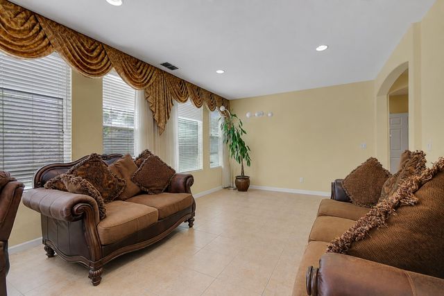 5018 Crest Dr, Sacramento, CA 95835