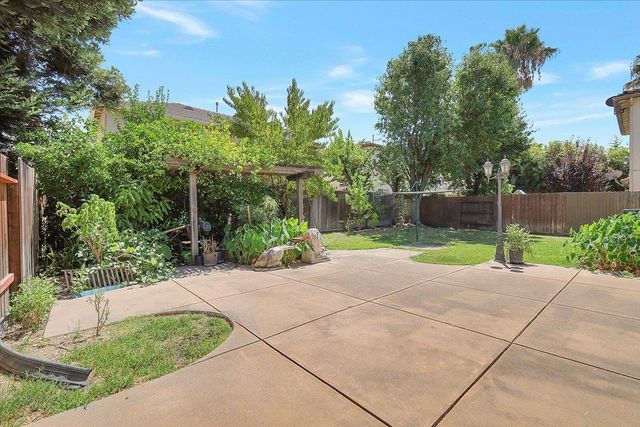 5018 Crest Dr, Sacramento, CA 95835