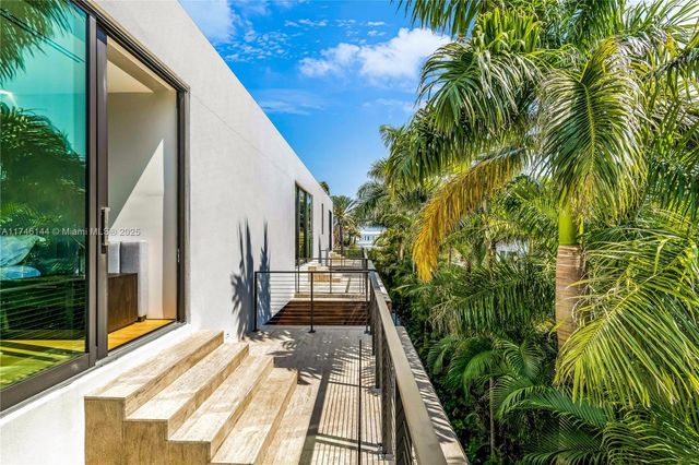 250 Ocean Blvd, Golden Beach, FL 33160