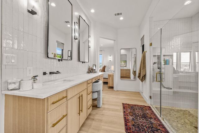 107 W Lakeshore DR, Dripping Springs, TX 78620