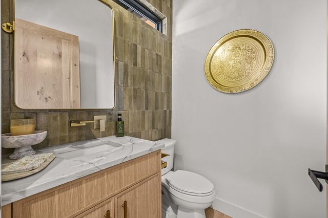 107 W Lakeshore DR, Dripping Springs, TX 78620