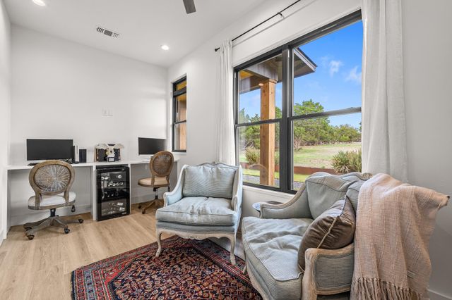 107 W Lakeshore DR, Dripping Springs, TX 78620