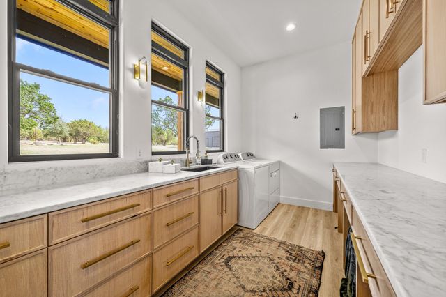 107 W Lakeshore DR, Dripping Springs, TX 78620