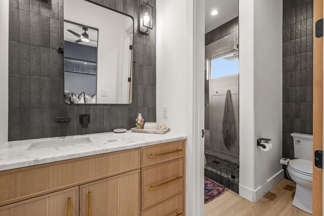 107 W Lakeshore DR, Dripping Springs, TX 78620