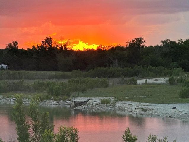 107 W Lakeshore DR, Dripping Springs, TX 78620