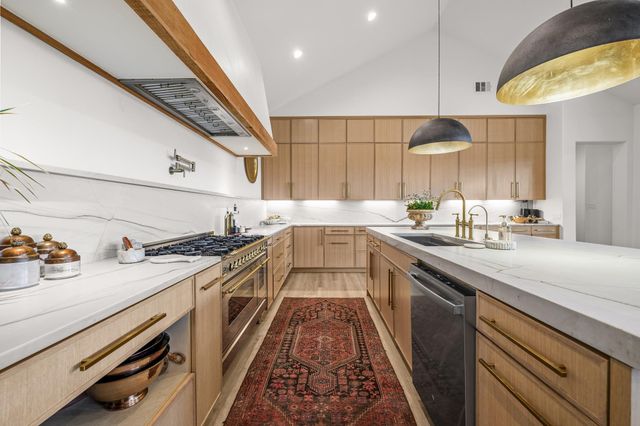 107 W Lakeshore DR, Dripping Springs, TX 78620