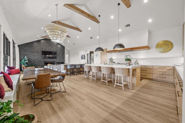 107 W Lakeshore DR, Dripping Springs, TX 78620