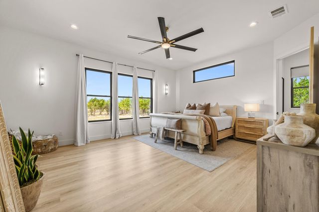 107 W Lakeshore DR, Dripping Springs, TX 78620