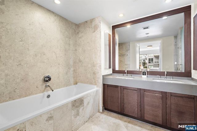 1000 Ave At Port Imperial 403, Weehawken, NJ 07086