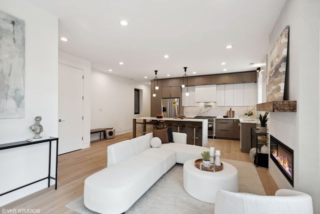 3035 N Sheffield Avenue 2, Chicago, IL 60657