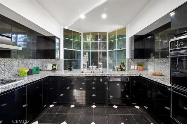 8246 Woodshill Trail, Los Angeles, CA 90069