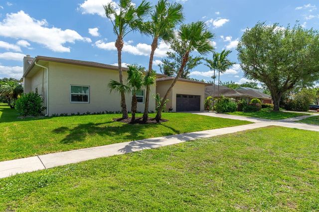 13621 Barberry Drive, Wellington, FL 33414
