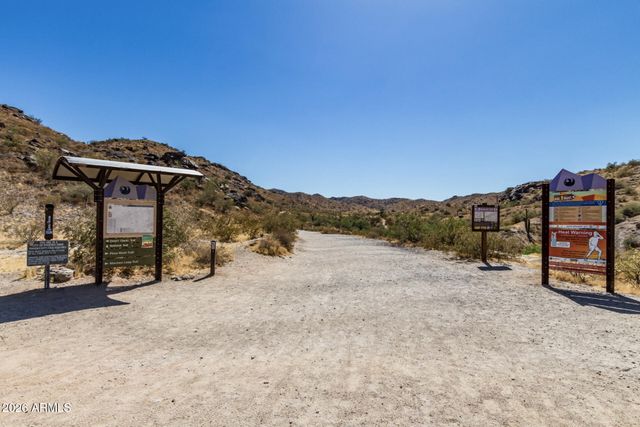 4701 E WINSTON Drive, Phoenix, AZ 85044