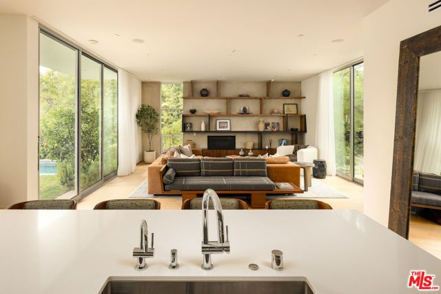 2102 Pier Avenue, Santa Monica, CA 90405