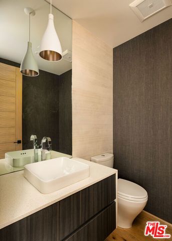 2102 Pier Avenue, Santa Monica, CA 90405