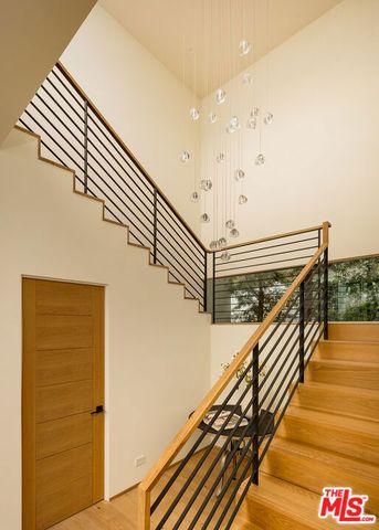 2102 Pier Avenue, Santa Monica, CA 90405